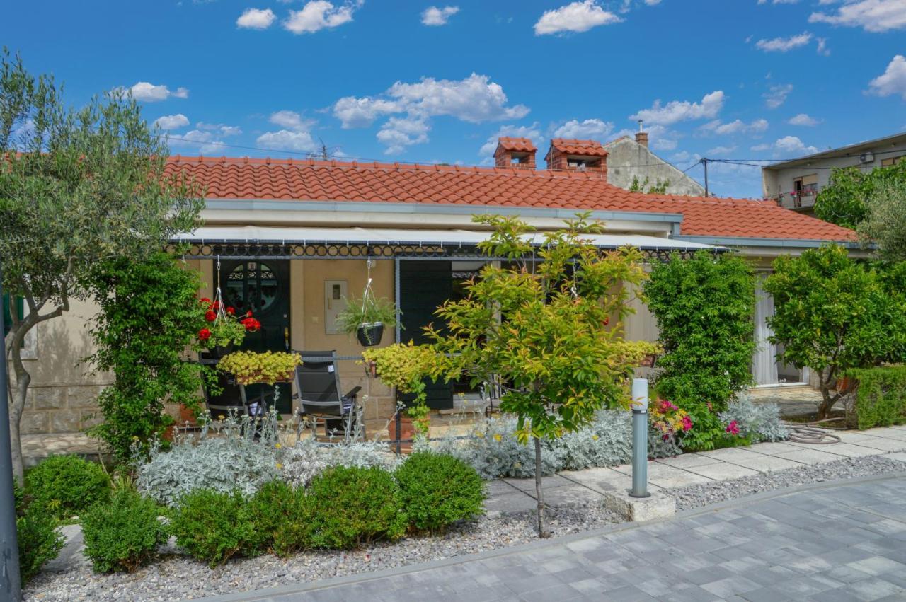 Issa Holiday Home - 3 Min Walk To Beach Kaštela Zewnętrze zdjęcie