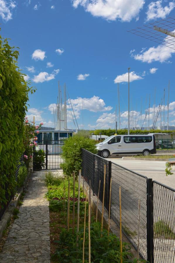 Issa Holiday Home - 3 Min Walk To Beach Kaštela Zewnętrze zdjęcie