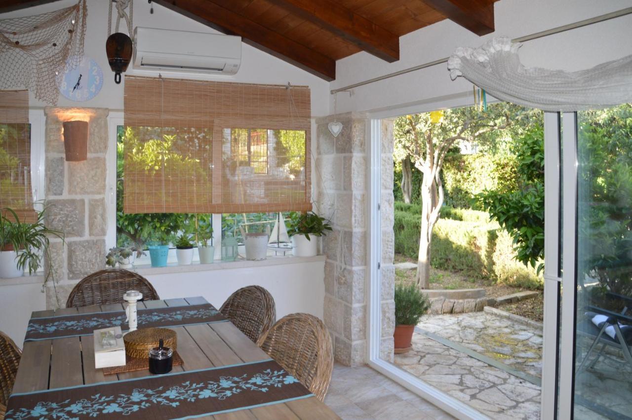 Issa Holiday Home - 3 Min Walk To Beach Kaštela Zewnętrze zdjęcie