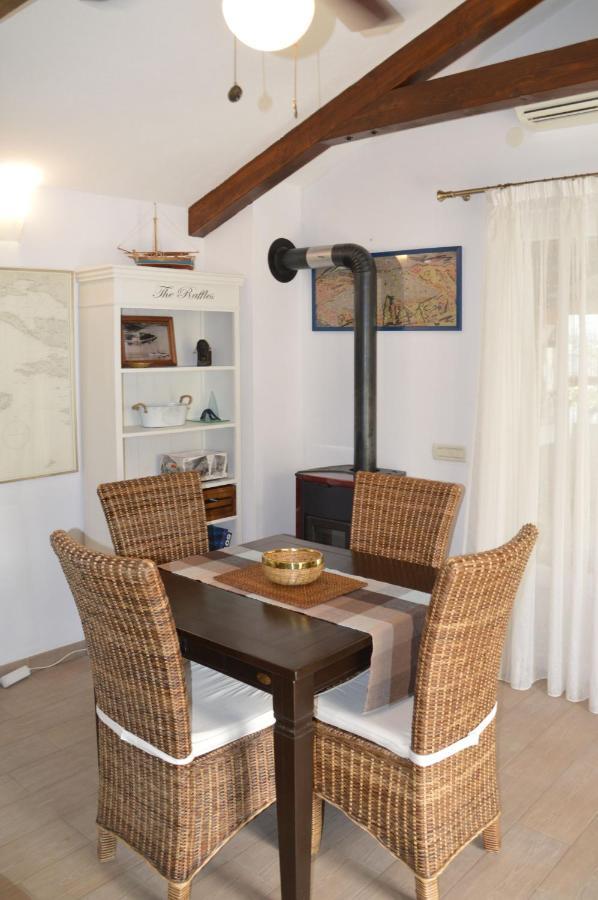 Issa Holiday Home - 3 Min Walk To Beach Kaštela Zewnętrze zdjęcie