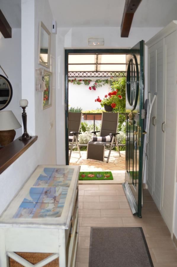 Issa Holiday Home - 3 Min Walk To Beach Kaštela Zewnętrze zdjęcie