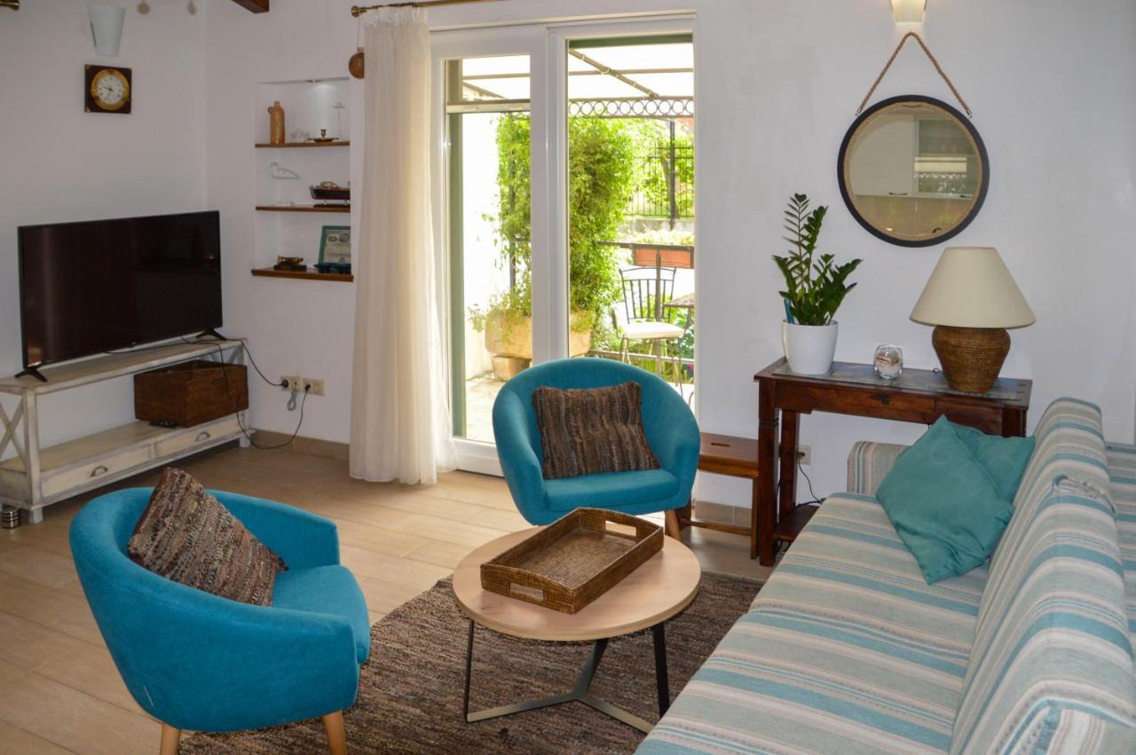Issa Holiday Home - 3 Min Walk To Beach Kaštela Zewnętrze zdjęcie