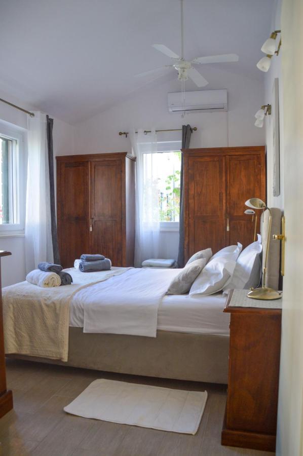 Issa Holiday Home - 3 Min Walk To Beach Kaštela Zewnętrze zdjęcie