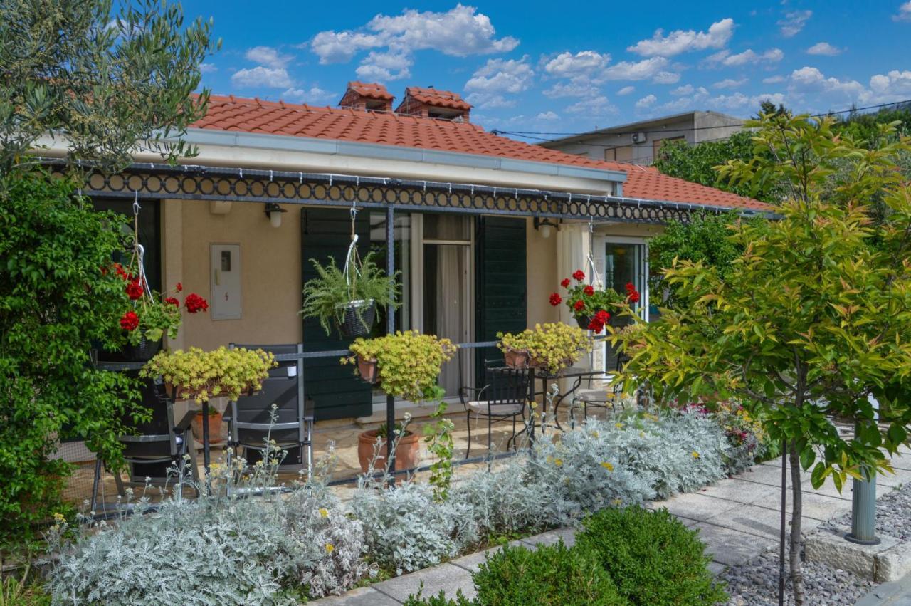 Issa Holiday Home - 3 Min Walk To Beach Kaštela Zewnętrze zdjęcie
