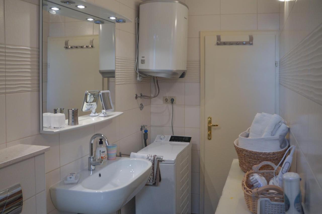Issa Holiday Home - 3 Min Walk To Beach Kaštela Zewnętrze zdjęcie