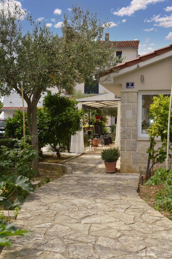Issa Holiday Home - 3 Min Walk To Beach Kaštela Zewnętrze zdjęcie