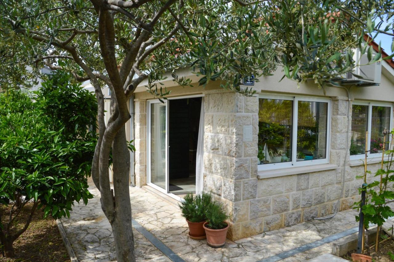 Issa Holiday Home - 3 Min Walk To Beach Kaštela Zewnętrze zdjęcie