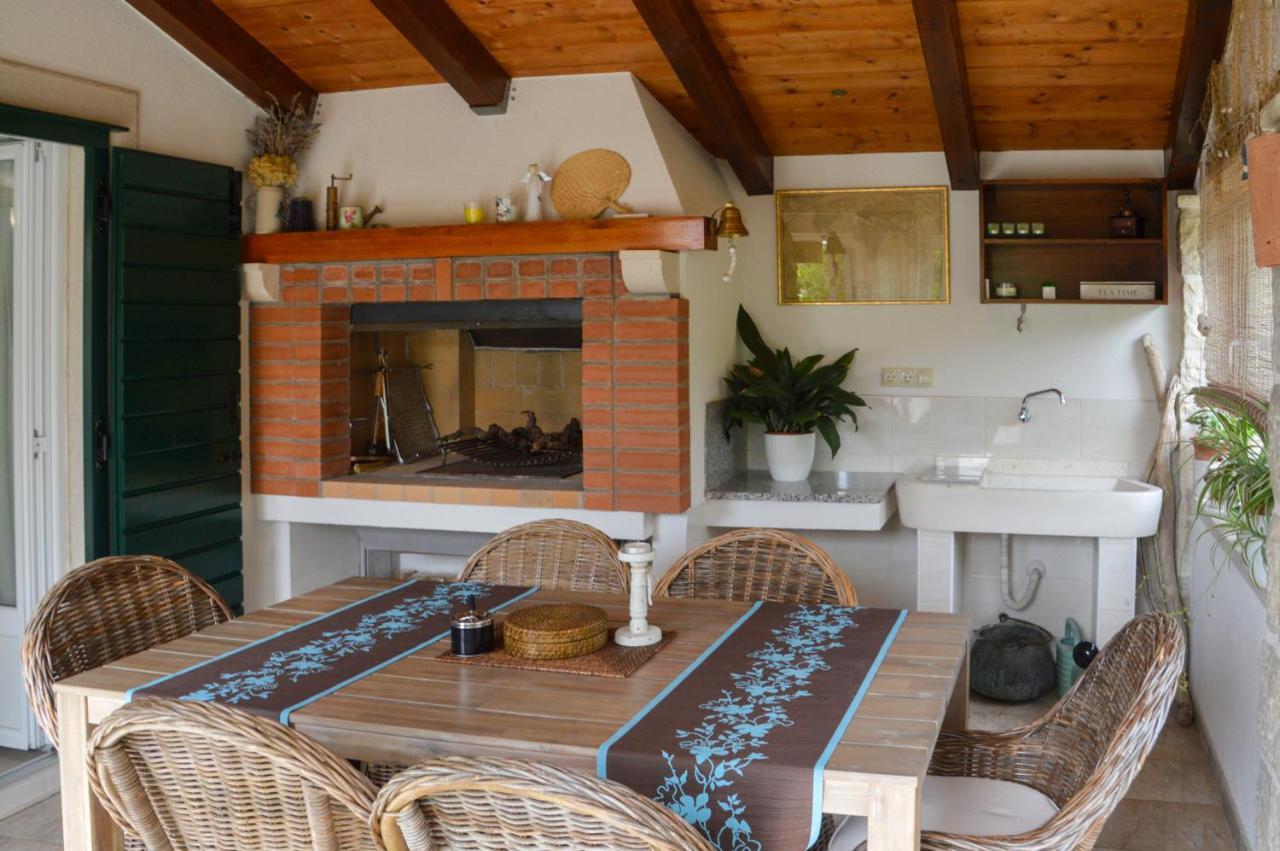 Issa Holiday Home - 3 Min Walk To Beach Kaštela Zewnętrze zdjęcie